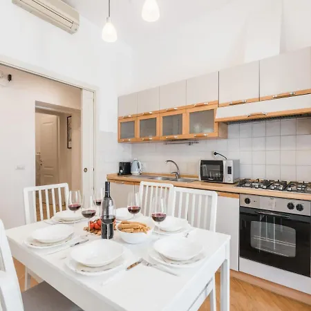 The Rent - Spacious Three-bedroom Near The Colosseum Apartment *