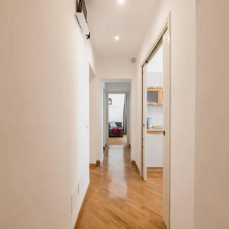 The Rent - Spacious Three-bedroom Near The Colosseum Rome