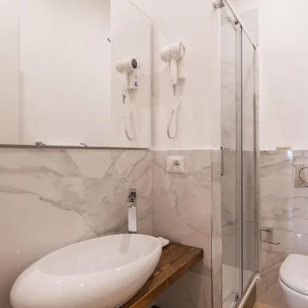The Rent - Spacious Three-bedroom Near The Colosseum Apartment