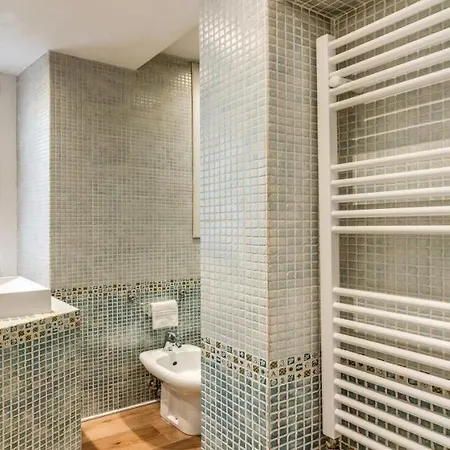 Deluxe One Bedroom Apartment, Perfect Location, Air Cond *