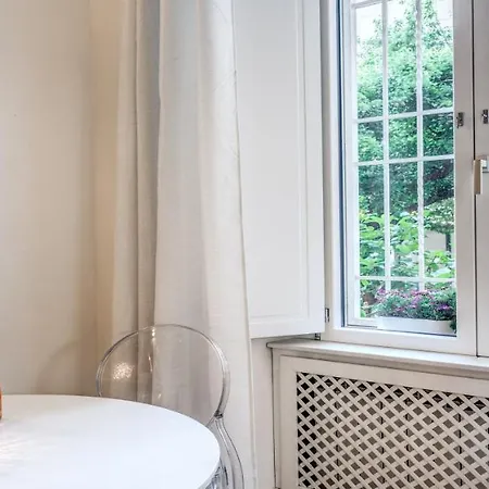 Deluxe One Bedroom Apartment, Perfect Location, Air Cond