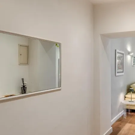 Deluxe One Bedroom Apartment, Perfect Location, Air Cond * Rome