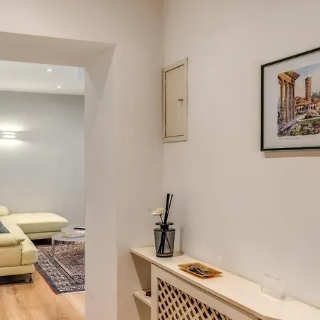 Deluxe One Bedroom Apartment, Perfect Location, Air Cond Apartment *