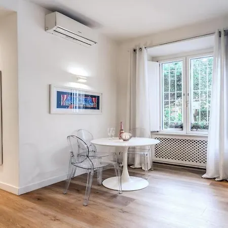 Deluxe One Bedroom Apartment, Perfect Location, Air Cond