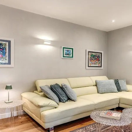 Deluxe One Bedroom Apartment, Perfect Location, Air Cond Apartment