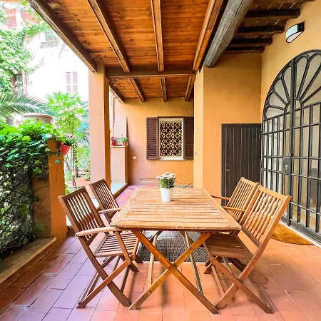 Apartment Luxury House & Secret Garden - Strategic Location, 100m To Metro B