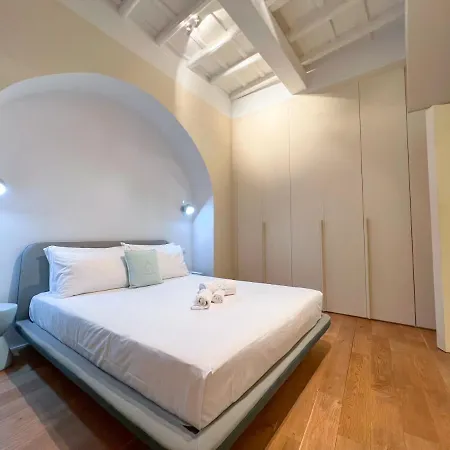 Luxury House & Secret Garden - Strategic Location, 100m To Metro B Apartment