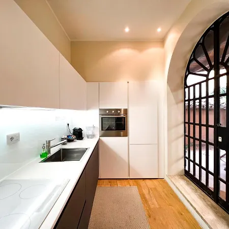 Apartment Luxury House & Secret Garden - Strategic Location, 100m To Metro B *
