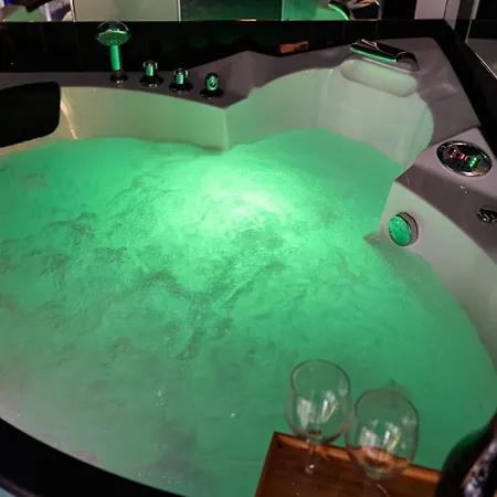 Apartment Stylish With Jacuzzi By Ndp Rent