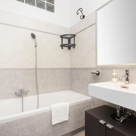 Paruta By In Apartment
