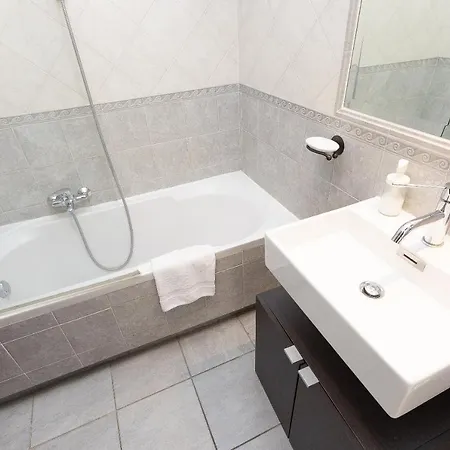 Paruta By In Apartment