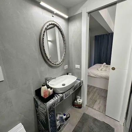 Apartment Cozy Design In Porta Maggiore.