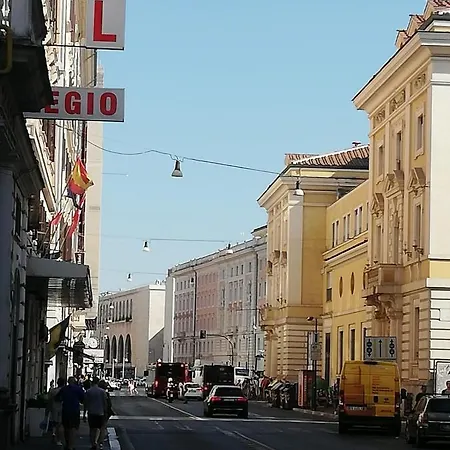 Signorina In Hostal Roma