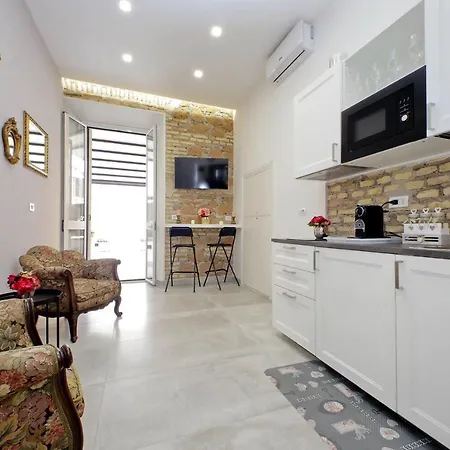 Roman Holiday Suites Guest house