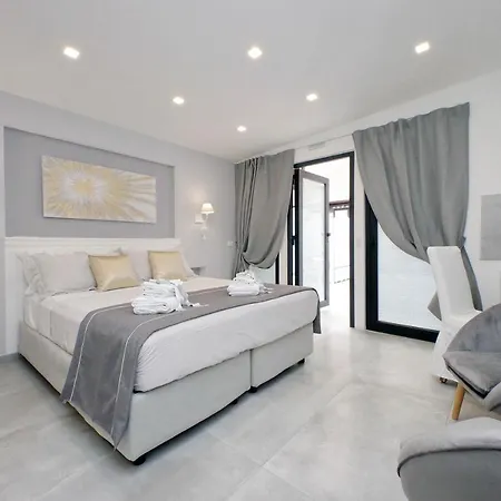 Roman Holiday Suites Guest house