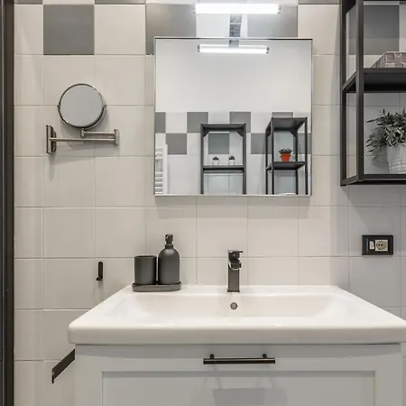 Imperium House - Con Giardino Privato, 3 Minuti Da Metro Piazza Bologna, A-c, Appartamento Roma