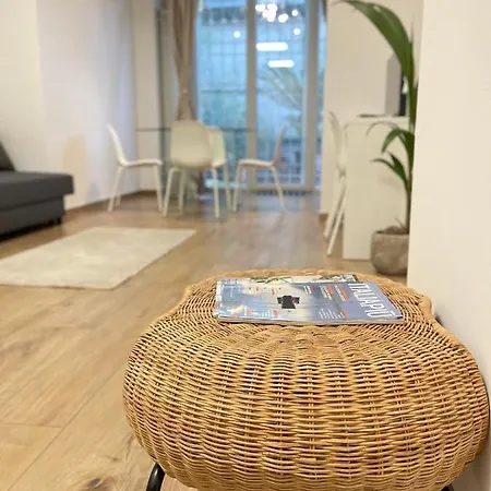 Green Home Apartment *