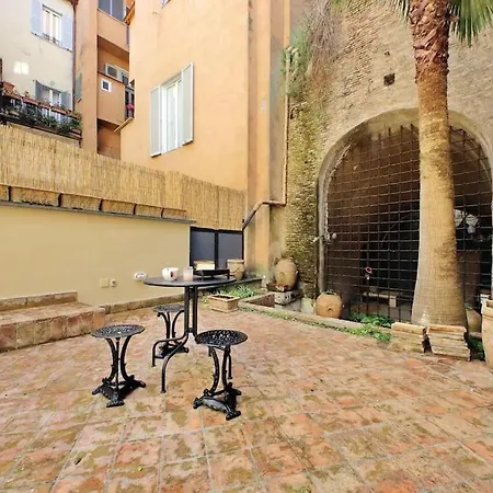 Pantheon With Private Terrace Apartament