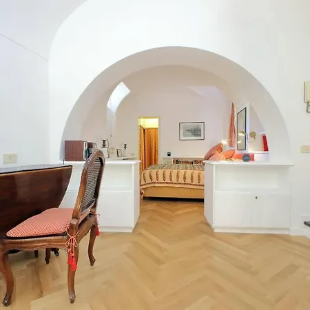 Pantheon With Private Terrace Apartment