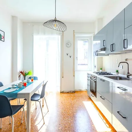 Hostly - Family Stresa Apartment Rome