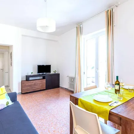 Hostly - Family Stresa Apartment Rome