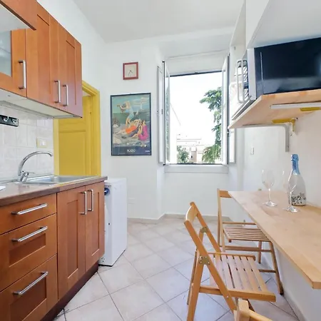 Piccola Piazza Della Liberta Apartamento *