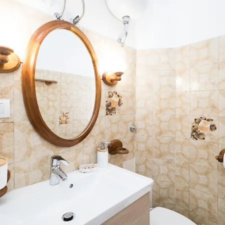{2 Steps From The Colosseum} Free Wi-fi & Netflix Apartment