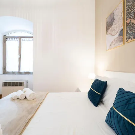 Apartment {2 Steps From The Colosseum} Free Wi-fi & Netflix Rome