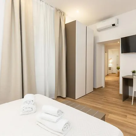 Colosseum Holidays - Three-bedroom Apartment