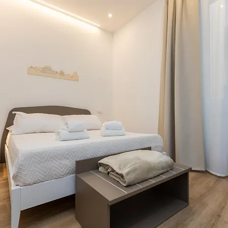 Colosseum Holidays - Three-bedroom Apartment Rome
