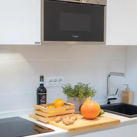 Colosseum Holidays - Three-bedroom Apartment *