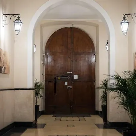 Merulana Penthouse: 5 Minutes Walk From Colosseum Appartamento Roma