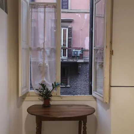 Romeo. Luminoso Al Centro Di