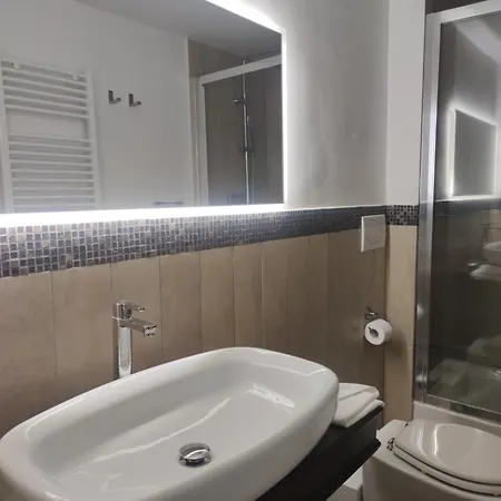 Rhome Hosting בית הארחה *