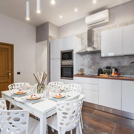 The Rent - Four-room A Few Steps From The Trevi Fountain Apartment *