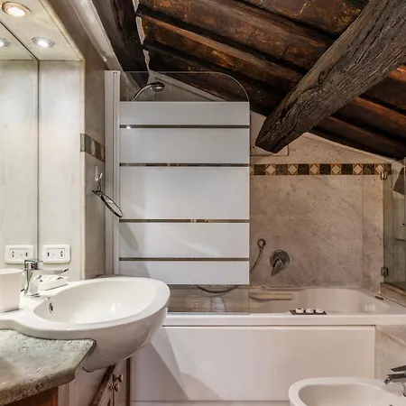 Cozy Trevi Romance Apartment *