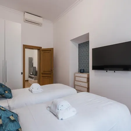 The Rent - Four-room A Few Steps From The Trevi Fountain Apartment