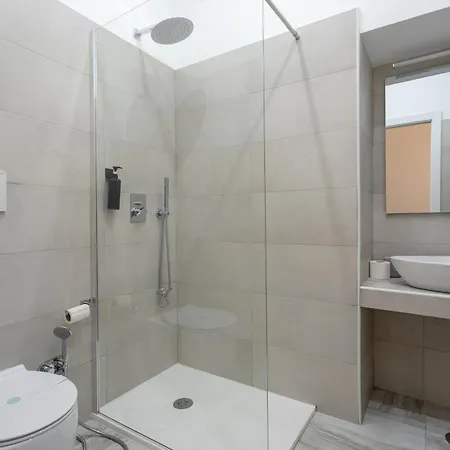 Apartment 5 Bdrms *