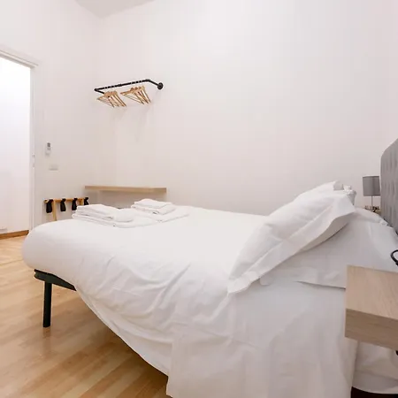 5 Bdrms Apartment *