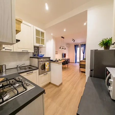Chic Modern 2-bedroom Near Metro Apartment