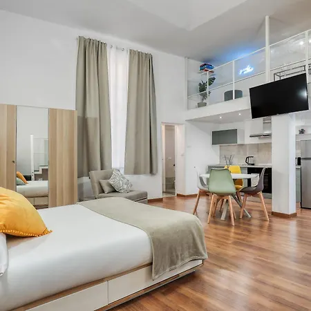 Atrhome Essential Loft Canova * Roma