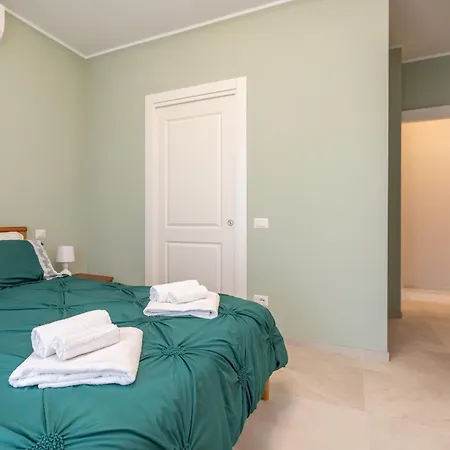 2-bedroom Retreat Near Metro & Parks Apartment