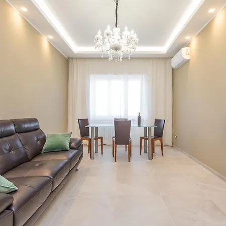 2-bedroom Retreat Near Metro & Parks Apartment Rome