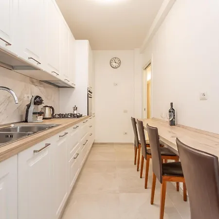 2-bedroom Retreat Near Metro & Parks Apartment