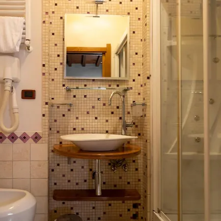 Condotti 2* Roma