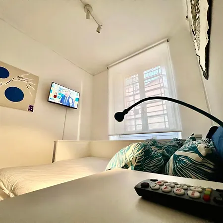 Lovely Art 2 Bedroom Flat Next To Metro Station Lodi Apartment *