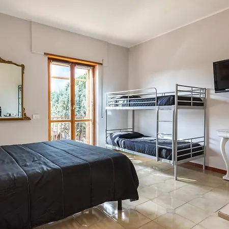 Guest house Travelershome Ciampino&Morena Guesthouse Rome