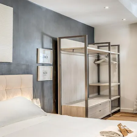 Deluxe One Bedroom Apartment, Perfect Location, Air Cond Apartment *