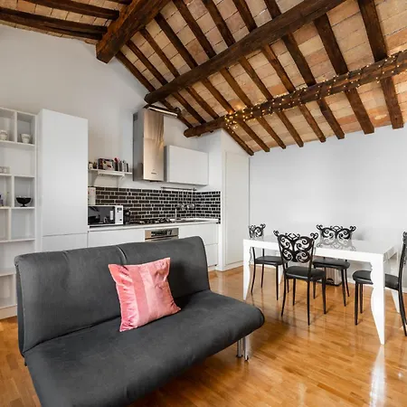 Pavone Centre Romantic Apartment *