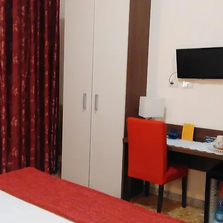 梵蒂冈金色客房旅馆 *